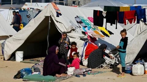 Палестинцы разбивают палатки на руинах домов в северной Газе