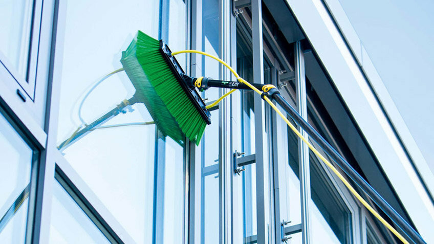 أهمية تنظيف الواجهات الزجاجية